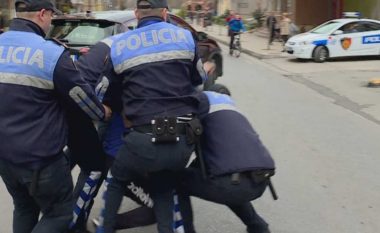 EMRI/ Polici në Korçë tenton të vrasë me armë një person, si u shmang tragjedia