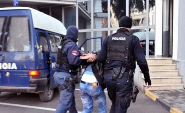 Operacion anti-drogë në Tiranë, policia prangos babë e bir