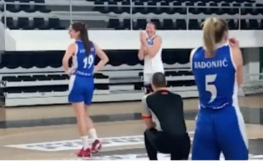 Ndodh në basketboll, arbitri ndërpret ndeshjen dhe propozon lojtaren (VIDEO)