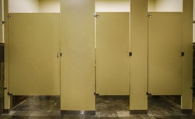 A e dini pse dyert në banjot publike nuk prekin deri në dysheme?