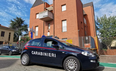Hidhet nga kati i dytë për t’i shpëtuar policisë, në pranga shqiptari klandestin në Itali
