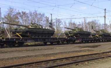 Çekia ngarkon tanke në tren dhe i nis drejt Ukrainës (FOTO LAJM)
