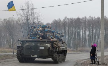 Qytetarët e Kharkivit helmojnë ushtarët rusë me byrekë