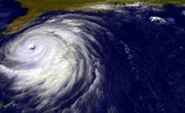 Cikloni godet Shqipërinë, qytetet që pritet të prekë
