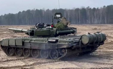 Trena me kamionë e tanke, armatime të rënda ruse lëvizin nëpër Bjellorusi