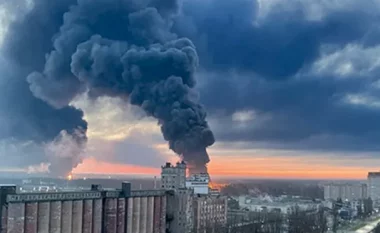 Shpërthen zjarri në dy depo nafte në qytetin rus, dyshohet për sulm ukrainas