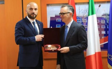 DISKUTIMET/ Shefi i Policisë Italiane “zbarkon” në Shqipëri, pritet nga Gledis Nano (VIDEO)
