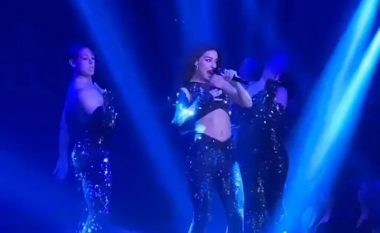 Këngëtarja shqiptare rrëzohet në skenë, reagimi merr gjithë vëmendjen (VIDEO)