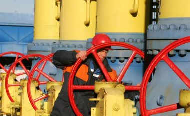 Lufta, Rusia “shtrëngon” Poloninë, pezullon eksportin e gazit rus