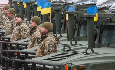 Dy gjeneralëve ukrainas u hiqet grada ushtarake