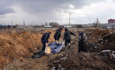 “Kishin deri në 6 plumba në shpinë”, dëshmitë tronditëse të mjekëve për trupat në Kiev: Të gjitha gratë ishin përdhunuar