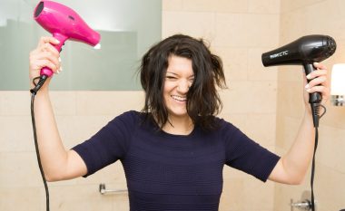 Jo vetëm për flokët, nuk i keni ditur 7 përdorime të tharëses që do t’ju lehtësojnë jetën