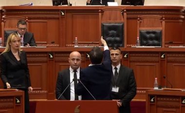 Berisha “trazon” Parlamentin, ndërhyn Garda e Republikës (VIDEO)