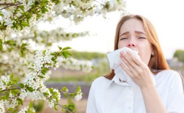 Keni alergji në pranverë? Disa këshilla praktike që mund t’ju ndihmojnë