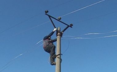 Ngelet në shtyllë elektriçisti në Mat, dërgohet me urgjencë drejt Tiranës