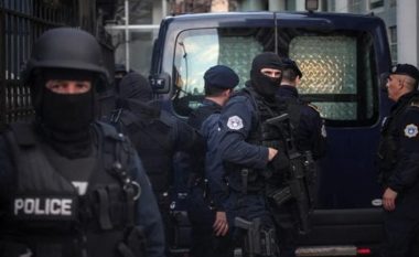 Ryshfet dhe shpërdorim detyre, arrestohen drejtuesit shqiptarë të policisë kufitare në Kosovë (VIDEO)