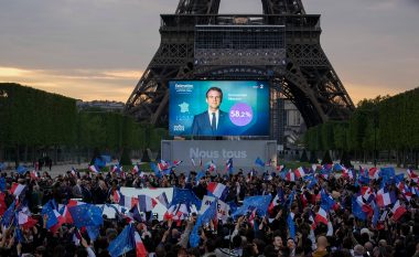 Në pritje të Macron, mbështetësit festojnë nën hijen e Kullës Eifel