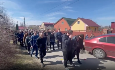 Lot dhe dhimbje! Qindra njerëz përcjellin në banesën e fundit kryebashkiaken ukrainase (VIDEO)