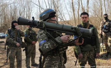 Gjermania, e gatshme të trajnojë ushtarët ukrainas për përdorim armësh