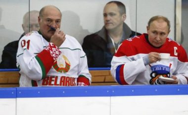 Goditet keq me shkop në fytyrë aleati i Putinit, Alexander Lukashenko (FOTO LAJM)