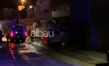 Digjen dy makina të parkuara në Vlorë