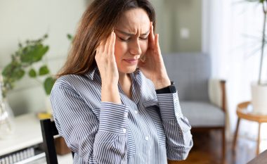 Truku për trajtimin e dhimbjes së kokës: Vendosni një kapëse në këtë vend në trup dhe migrena zhduket për pak minuta