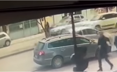 Pamje të frikshme në Durrës, makina “fluturon” në ajër gruan që po kalonte rrugën me fëmijën e saj (VIDEO)