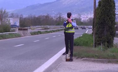 Maqedonia me ide gjeniale, vendos “policë fake” në rrugë dhe “tremb” shoferët e shpejt (VIDEO)