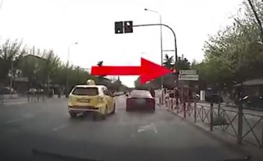 Kalon me të kuqe semaforin dhe drejton mjetin nën efektin e drogës, arrestohet i riu me Audin luksoz(VIDEO)