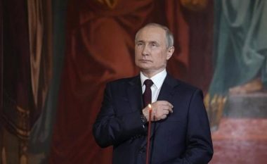 Me qiri në dorë, Vladimir Putin merr pjesë në meshën e Pashkëve Ortodokse në Moskë