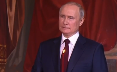 Gjendje e përkeqësuar mendore? Putin kafshon buzët në Kishë (VIDEO)