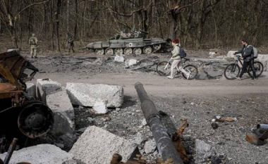 Dhjetëra njerëz gjenden në një varr masiv në afërsi të Kievit