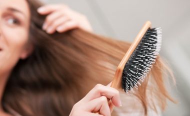 RECETA/ Efekti i lëngut të qepës kundër rënies së flokëve