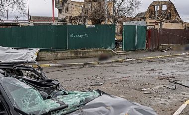 Trupa të pajetë civilësh dergjen nëpër rrugë, tragjedia që lanë pas trupat ruse në periferi të Kievit (FOTO & VIDEO)