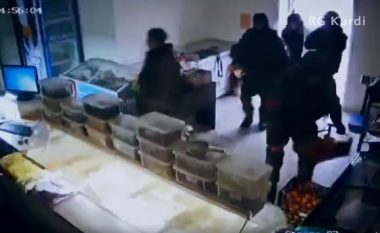 Të uritur, ushtarët rus hyjnë në market dhe grabisin ushqim (VIDEO)