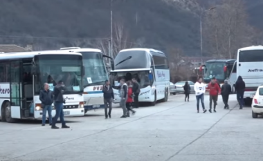 Direkt nga veriu i Mitrovicës, serbët nisen me autobusë për të votuar në Serbi
