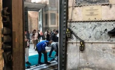 U kthye në Xhami, turistët varin këpucët në derën e “Shën Sofisë” në Turqi