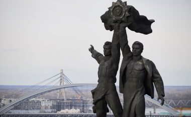 Ukraina shemb skuplturën e “Miqësisë” me Rusinë