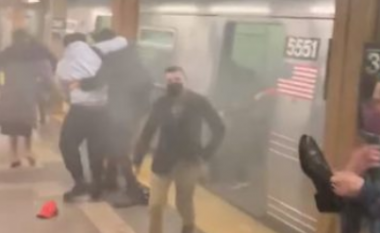 Metroja plot me tym dhe 13 të plagosur, shihni momentin kur njerëzit vrapojnë të trembur në New York (VIDEO)