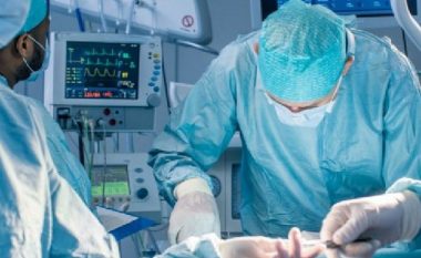 Pse kirurgët kanë veshje blu ose të gjelbër në sallën e operacionit?