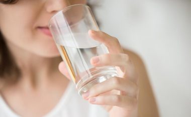 Janë 6 arsye që më në fund do t’ju bindin të pini ujë të ngrohtë esëll në mëngjes