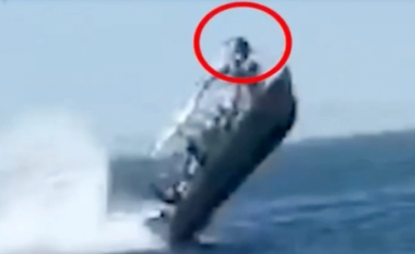 E frikshme! Momenti kur balena sulmon varkën me turistë (VIDEO)