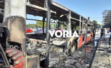 Shkrumbohet nga zjarri autobusi në Greqi
