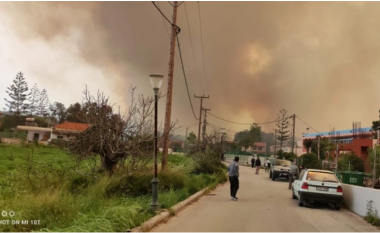 Zjarr i madh në Rodos të Greqisë, flakët favorizohen nga era, nis evakuimi i banorëve