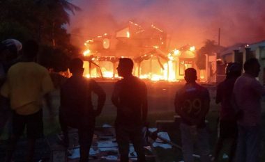 Kriza ekonomike, protestuesit në Sri Lanka djegin shtëpitë e kryeministrit të dorëhequr, ministrave dhe deputetëve