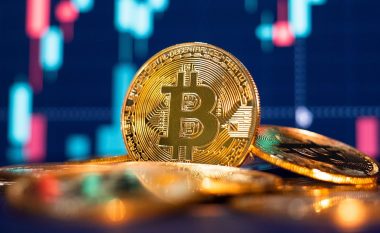 Vlera e Bitcoin-it bie për 50%