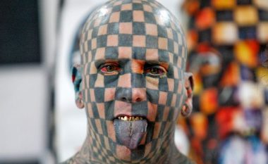 Mbuloi trupin me 848 tatuazhe: Nisa të teshtij bojë të zezë (FOTO LAJM)