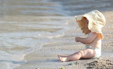 Mos hezitoni aspak, 7 arsye përse duhet ta çoni një bebe në plazh