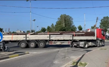 Traileri pëson defekt në aksin rrugor Lezhë – Shëngjin, krijohet trafik i rënduar
