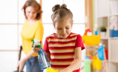 Pse është e rëndësishme t’i mësoni fëmijët të bëjnë punë shtëpie